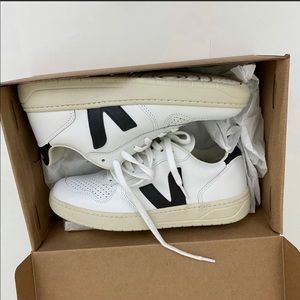 Veja V-10 Size 7 White Black Leather Sneakers NEW